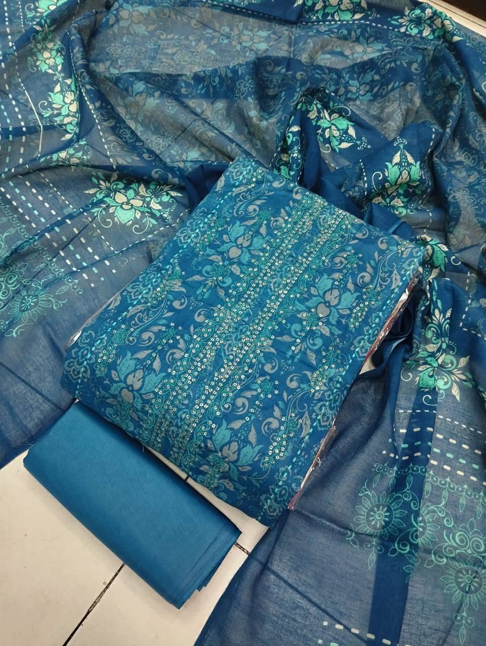 কামিজ: কটন এম্ব্রডারী কাজ করা।হাতা আলাদা