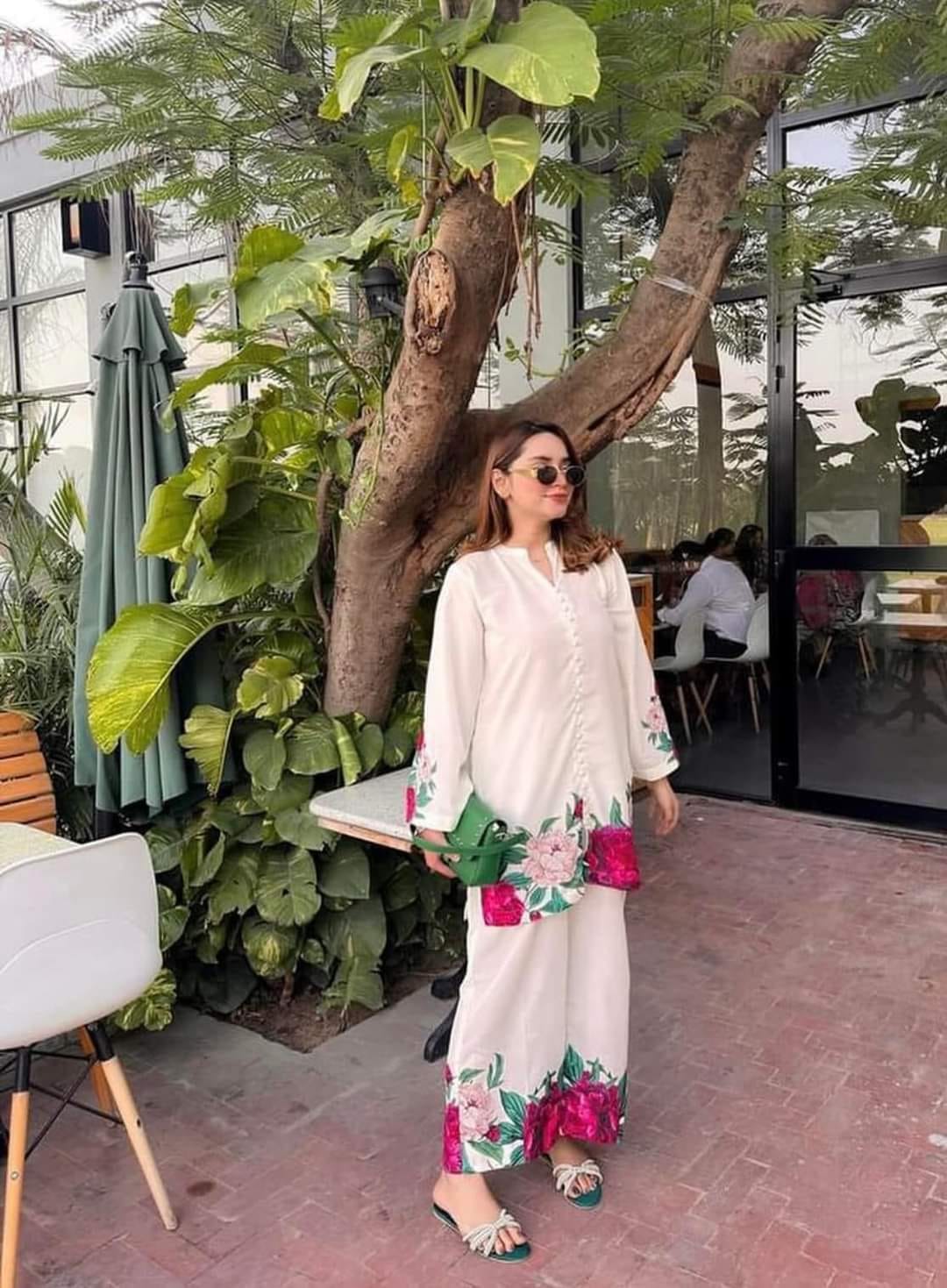 আউটস্টেন্ডিং সাদা ফ্লোরাল ড্রেস🌸🌸